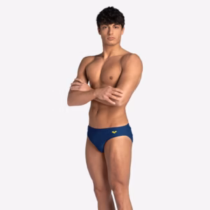 Sportliche Slip-Badehose von Arena für hohe Bewegungsfreiheit und maximales Wasserempfinden beim Schwimmen.