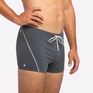Boxer-Badehose mit einfachem. modernem Schnitt für den Einstieg ins Schwimmen oder für Training mit moderater Intensität.
