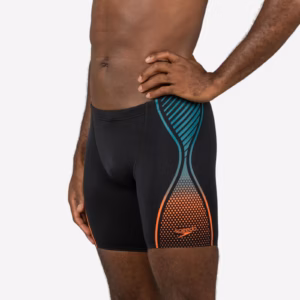 Bewegungsfreundliche Mid Jammer bzw. lange Boxer-Badehose für regelmäßiges Schwimmen.